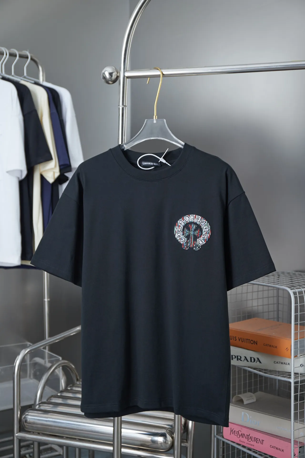 🅿️200 Ch*ome Hearte 25SS early spring new style Contrasting color rainbow five-strand Crow heart short sleeves Light luxury essential item for daily commuting for men and women Correct version Welcome to compare Detailed features · 320g 100% pure cotton double yarn jersey fabric · Custom dyed in the same cylinder, special thickened 32 double-strand 1X1 threads · Imported Tajima machine embroidery unstranded thread 🧵 Mixed embroidery · Double-needle sewing and cross-seam technology · Original main mark, washed tag, brand moisture-proof paper packaging Color: black/white Size: S/M/L/XL